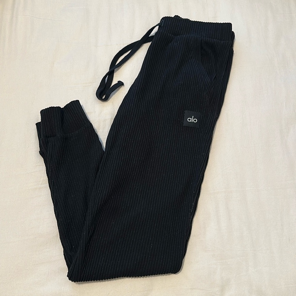 Alo yoga muse sweatpants. Size medium. Black.
